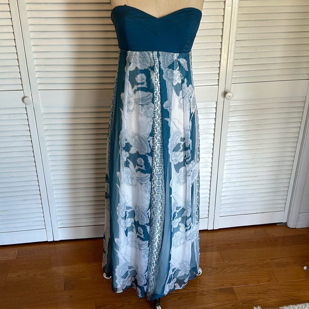 Strapless dress with lining.